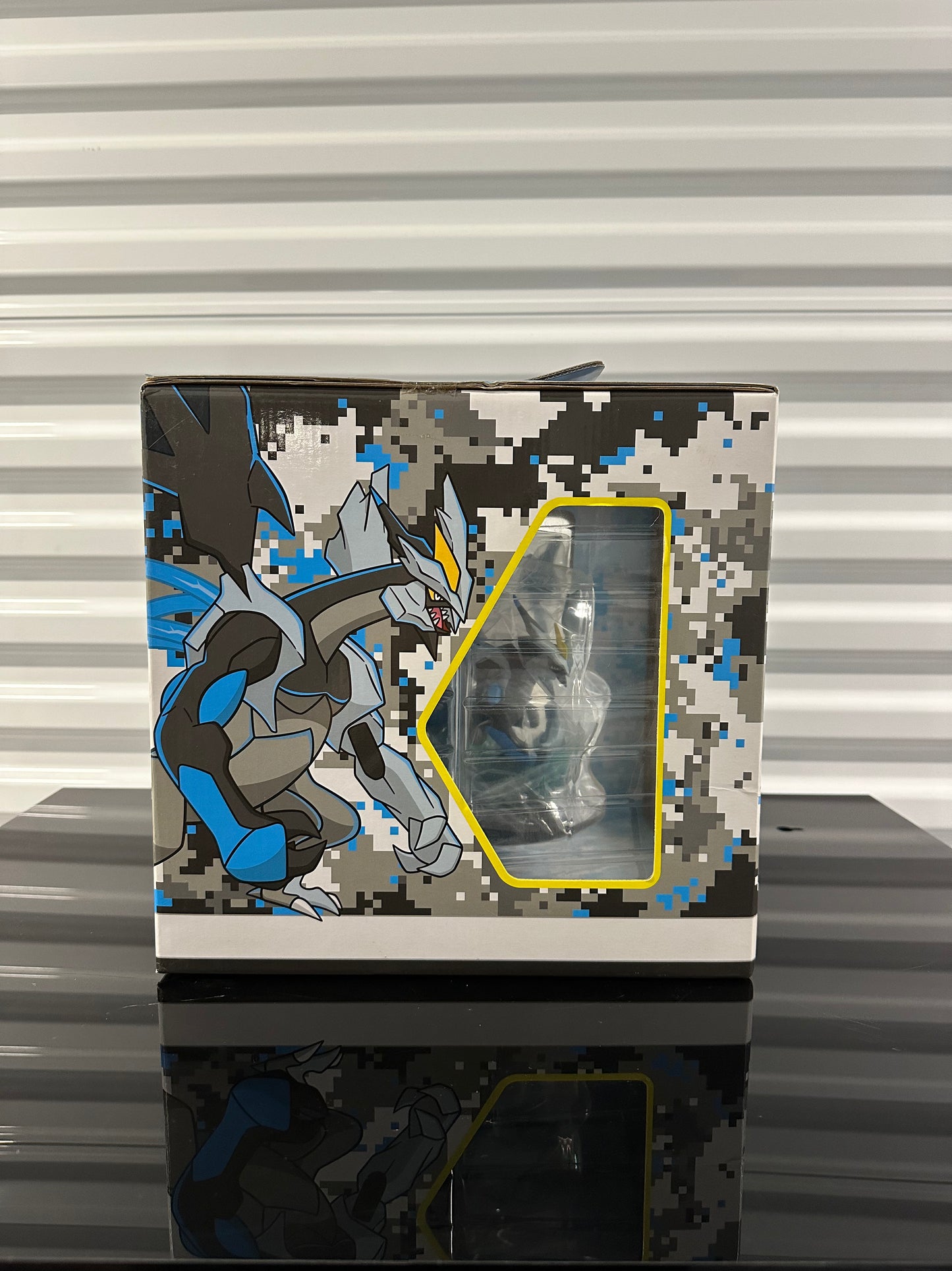 Pokemon Center Kyurem Black Figure